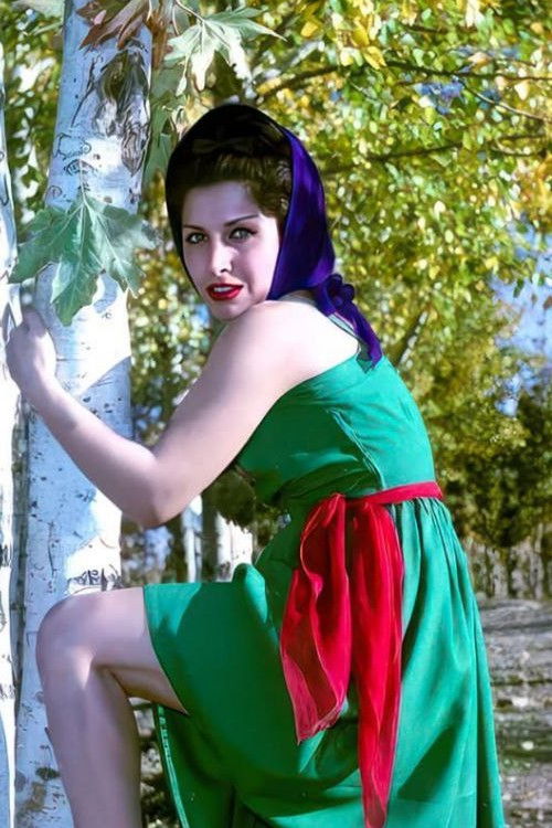 Zhale Heravi as Azar