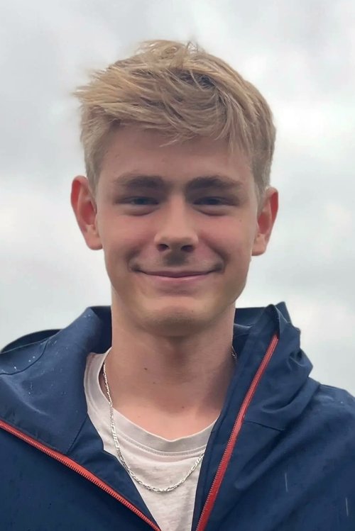 Benjamin Ebbesen as Erik