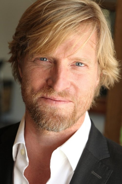 Jeffrey Doornbos as Paul Gladstone