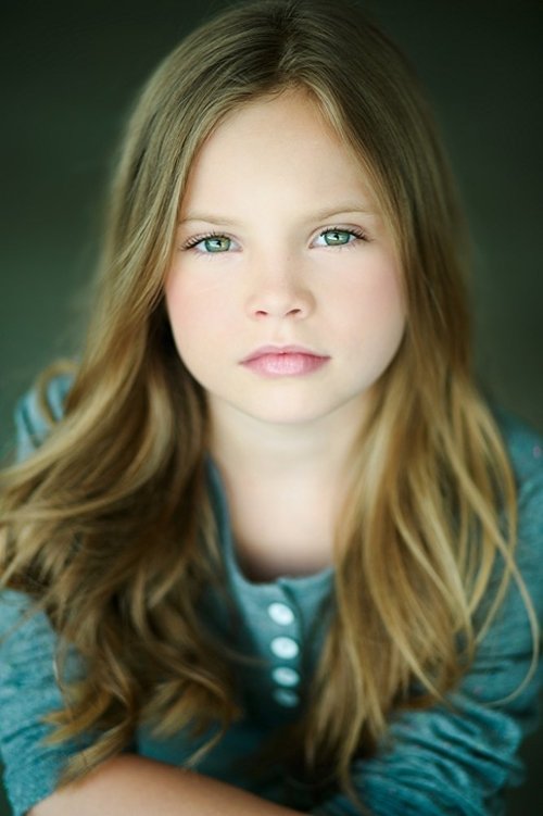 Violet Hicks as Lexie Bennett