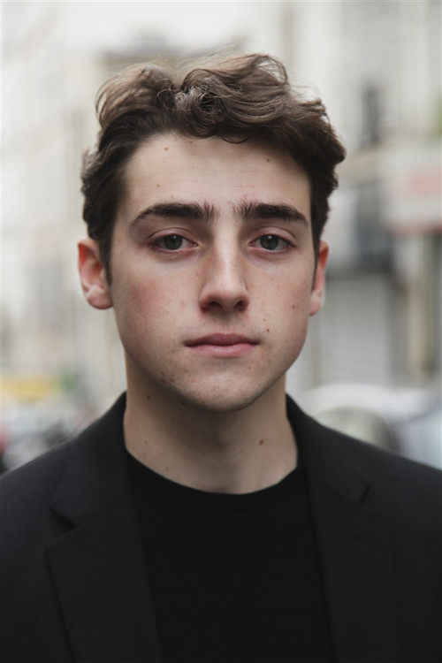 Nathan Gruffy as Léo
