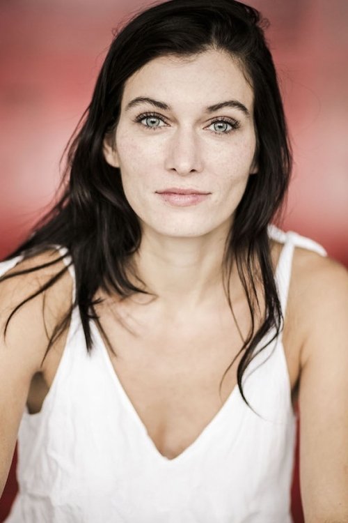 Sylta Fee Wegmann as Katrin