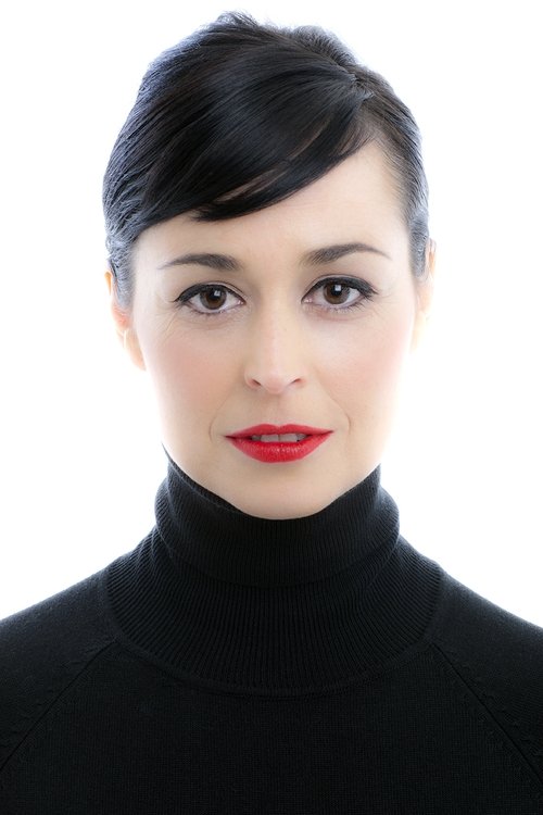 Leyre Berrocal as Lola