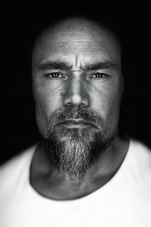 Thomas Abrigo as Esser