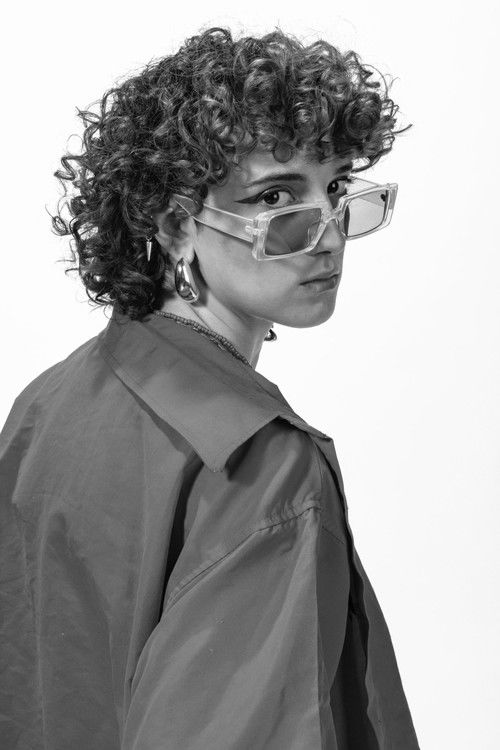 Nora Zakiri as Clapping Girl