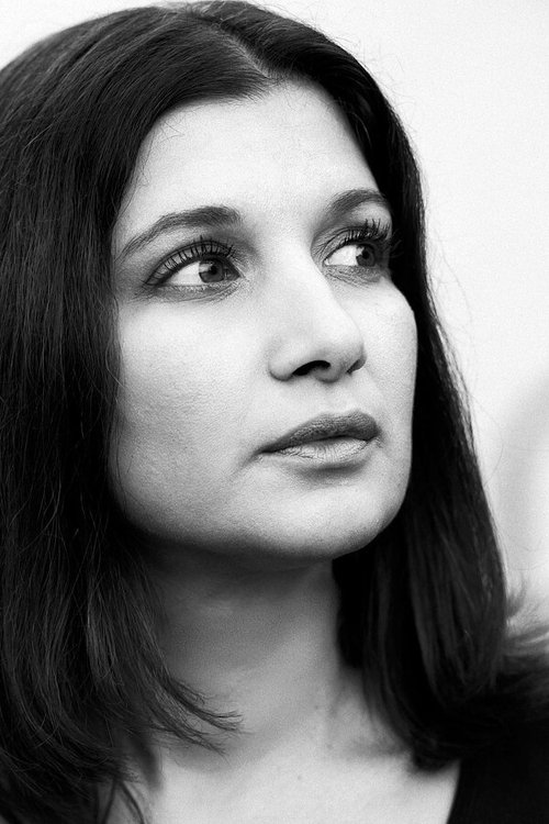 Raja Amari as Suzana