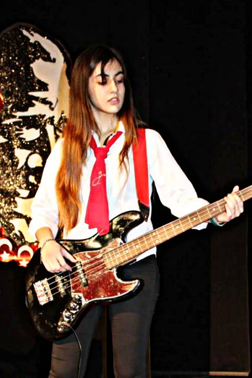 Dilay Gedik as Self - Performer