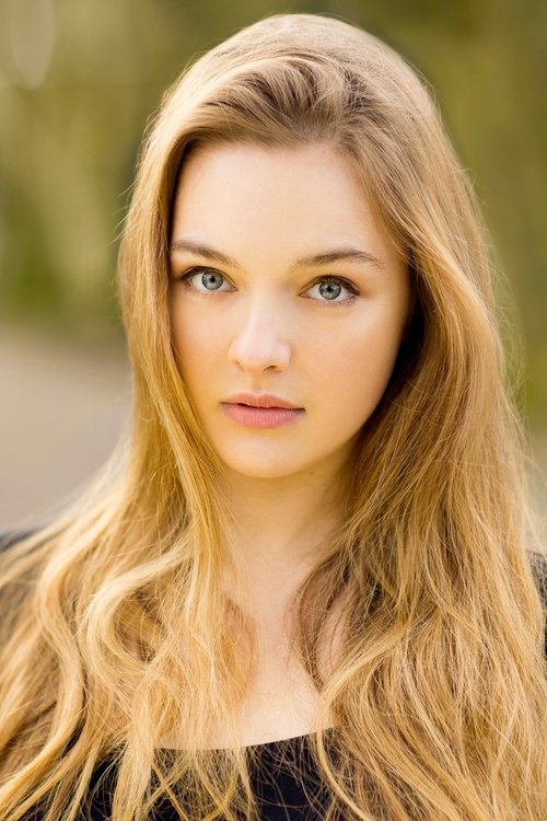 Chloé Booyens as Sarah Wells