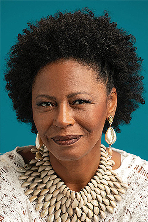 Edvana Carvalho as Lúcia