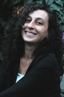 Seda Soysal as Emine