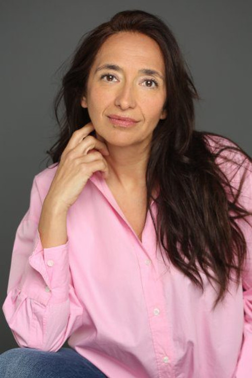 Anuska Martínez as Funcionaria y voz teleoperadora