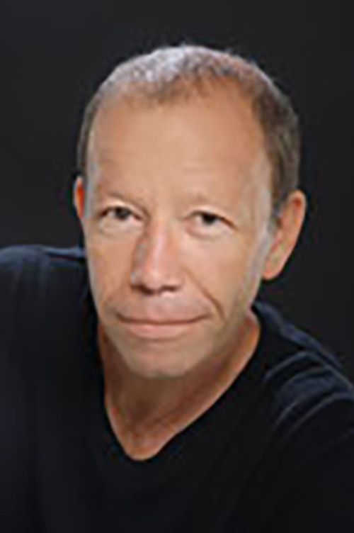 Stéphane Eichenholc as Le prêtre