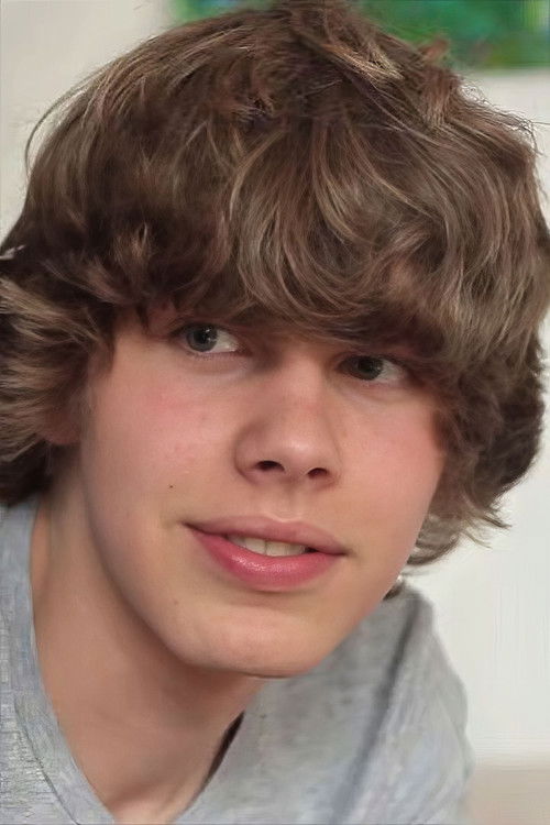 Justus Bauer as Dennis