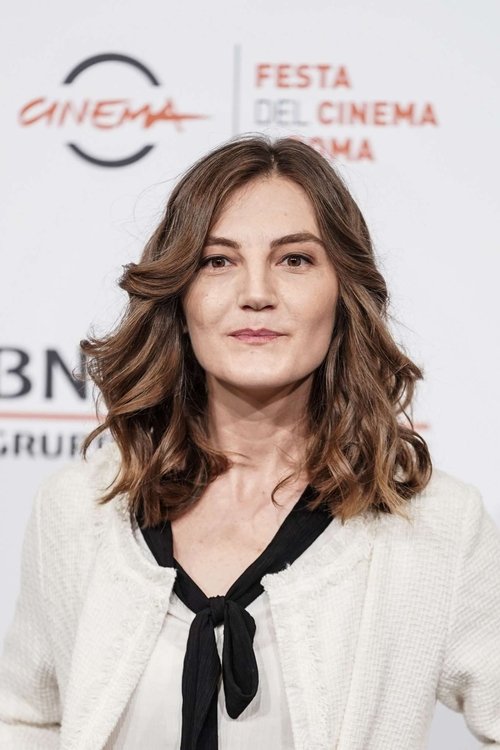 Kamka Tocinovski as Ana