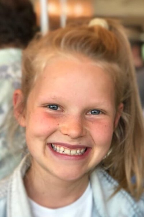 Kate Bensdorp as Evie