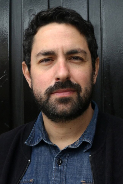 Santiago Gobernori as Víctor