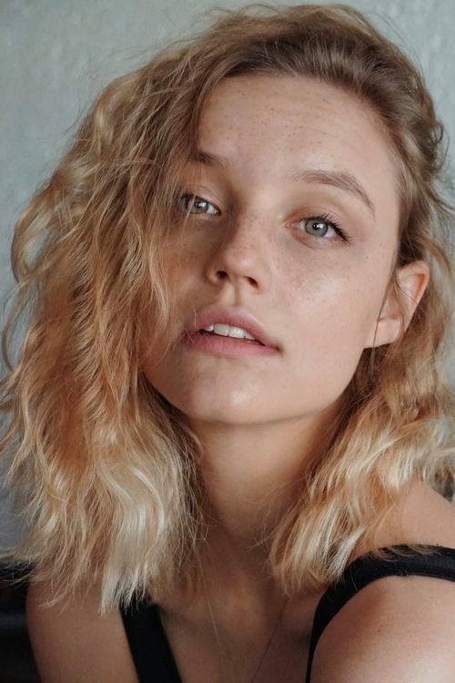 Kristen Raath as Zené Joubert