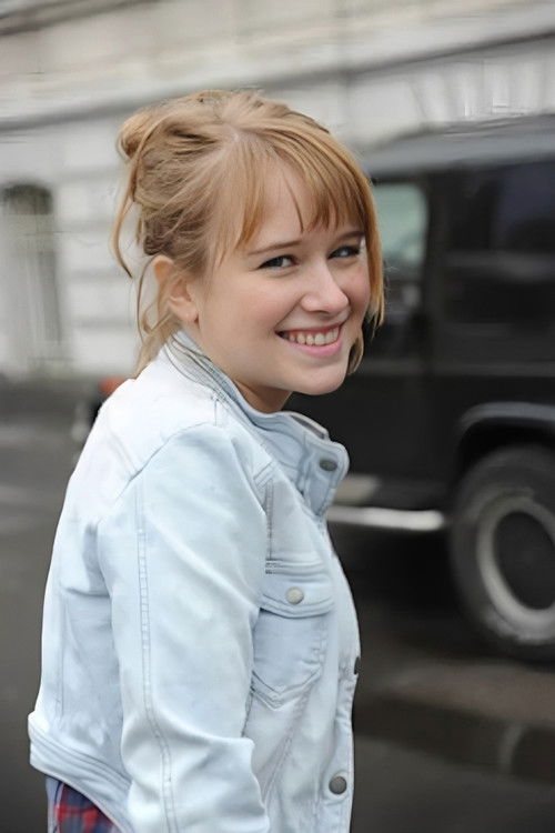 Kristina Dumitru as Nina Martens