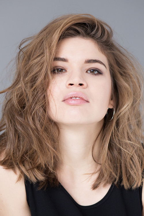 Jade-Mariuka Robitaille as Caroline