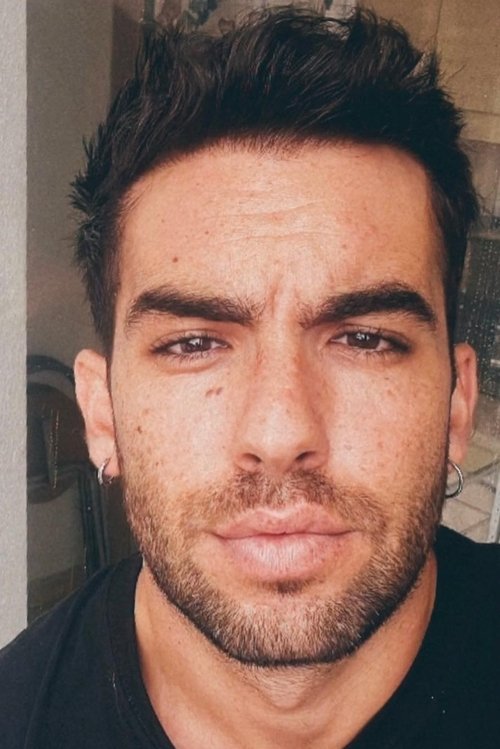 Christian Casas as Víctor