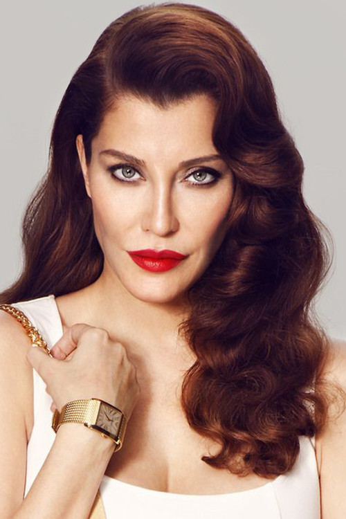 Deniz Akkaya as Suna