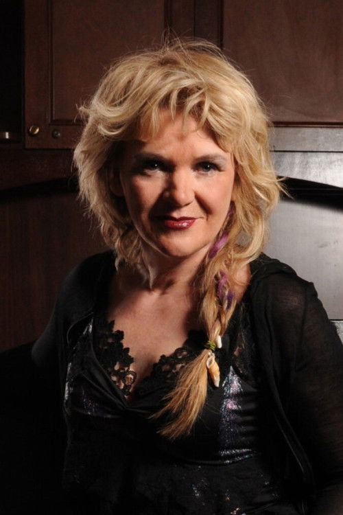 Francesca Gagnon as Singer in White