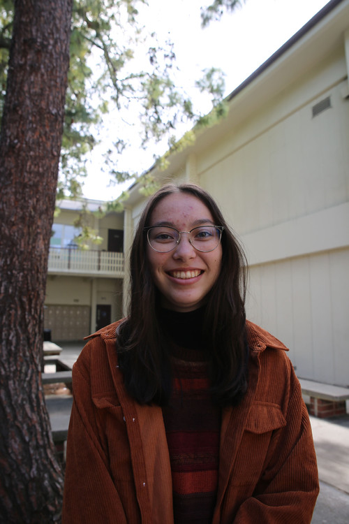 Violet Neils as Charlie