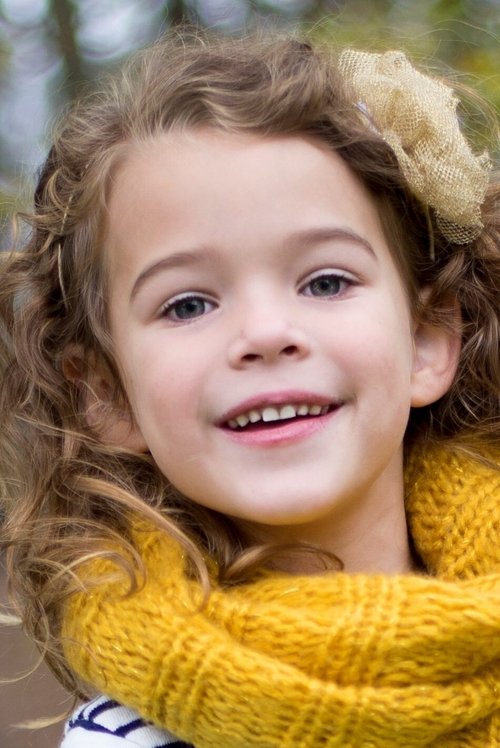 Chloe Lee as Harper Parsons