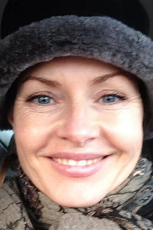 Charlotte Juul as Ejendomsmægler