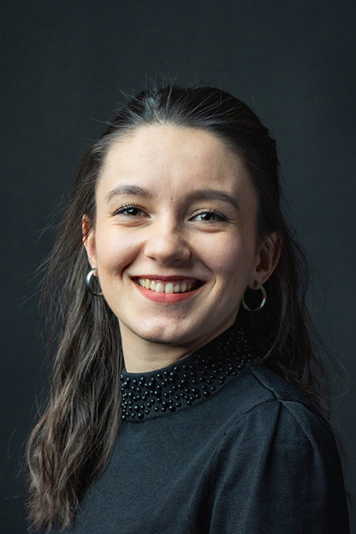 Bubik Réka as Erzsi