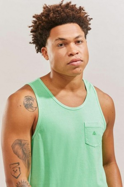 Victor Andrade as Geninho