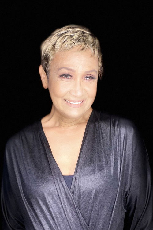 Fe de los Reyes as Carmen Flores