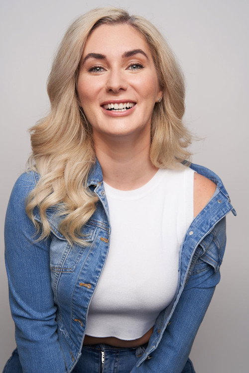 Leanne Noelle Smith as Julie