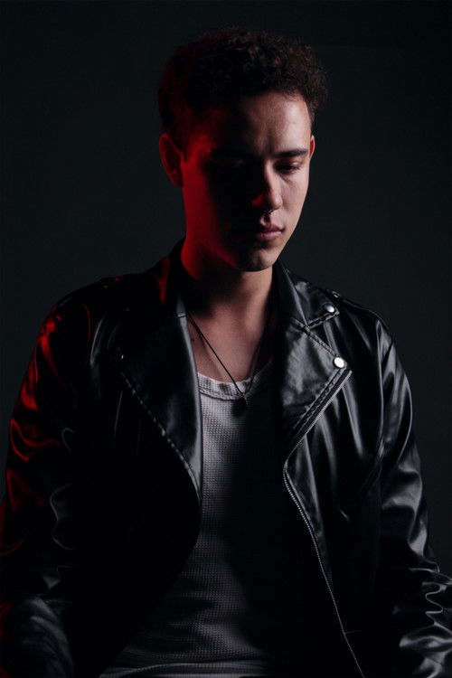 Gustavo Aguiar as Daniel