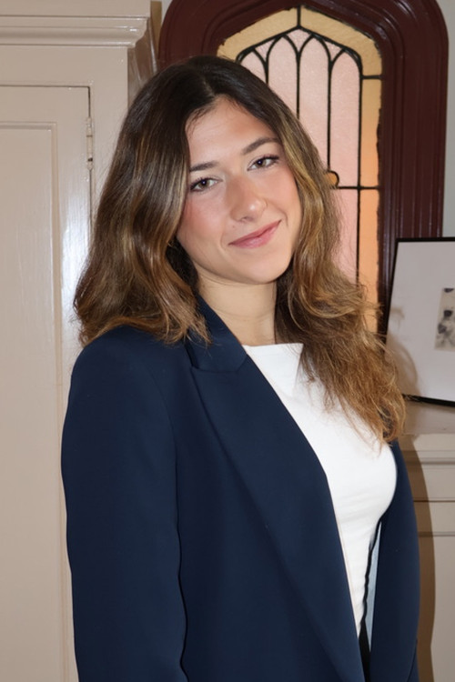 Drew Naiburg-Smith as Julia