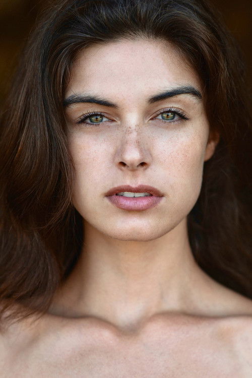 Mariah Strongin as Bella