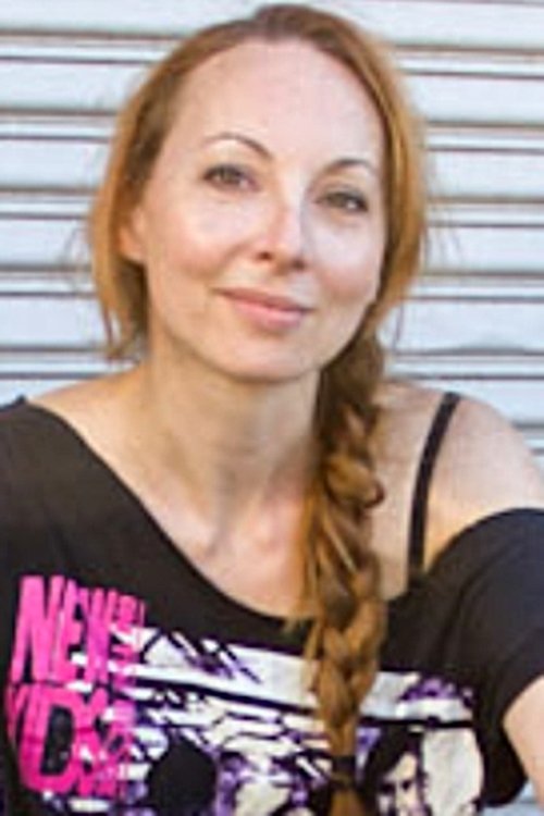 Madeleine Domries as Elegant Wife