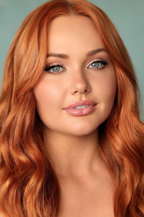 Brooke Lee as Evelyn