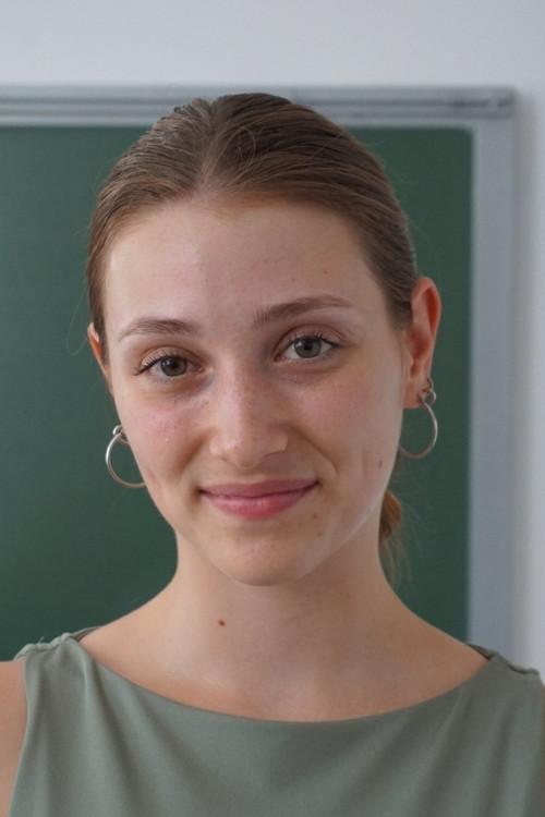 Serena Lotts as María