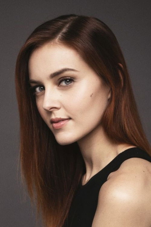 Emanuela Rei as Maggie Davis