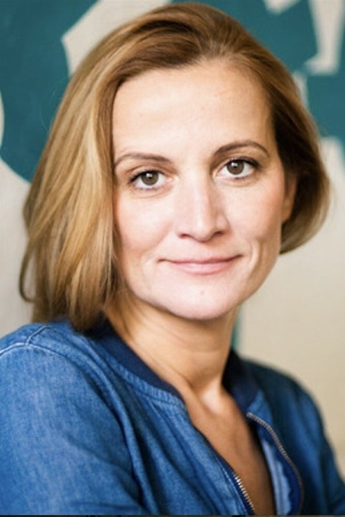 Estelle Larrivaz as Betty's Club girl