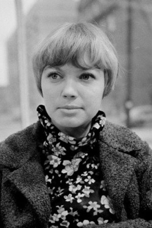 Elżbieta Burakowska as pracownica informacji na dworcu