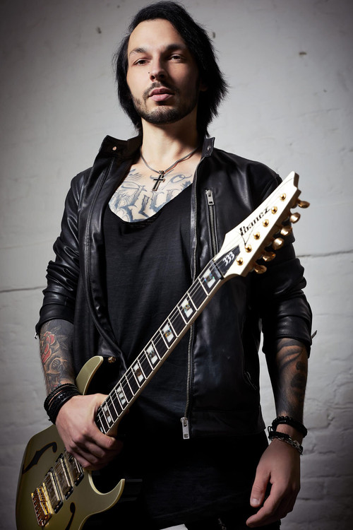 Dee Dammers as Guitars