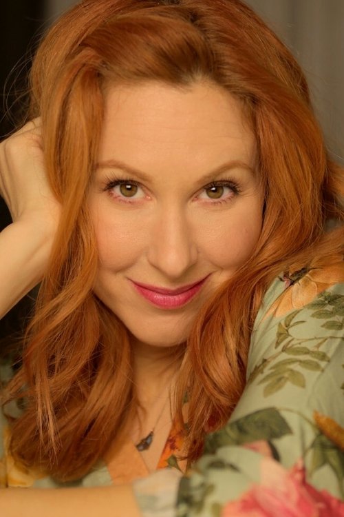 Tate Hanyok as Elizabeth