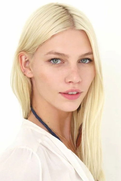 Aline Weber as Lois