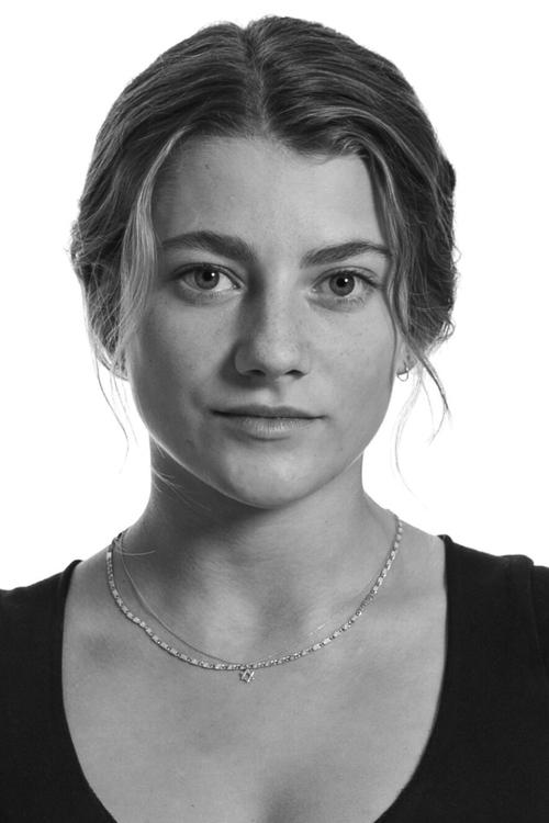 Rebecca Emilie Sattrup as Dina