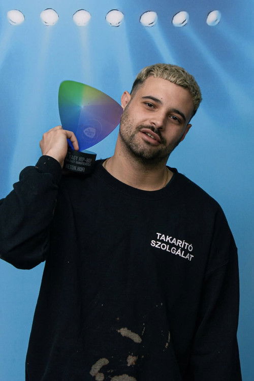 Beton.Hofi as Sétáló férfi