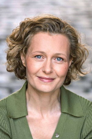 Emese Fáy as Hebamme