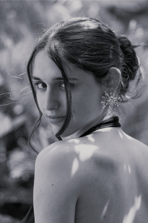 Sofía H. Delgado as Policière