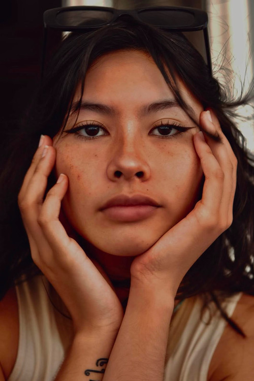 Nuraeni Ricaud as La fille aux photos